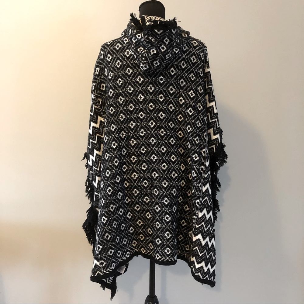 Women’s If It Were Me Black White Open side Hooded Poncho Cardigan size M